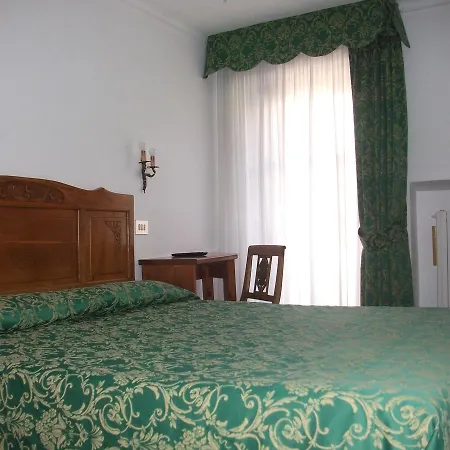 Del Centro Hotel 2*